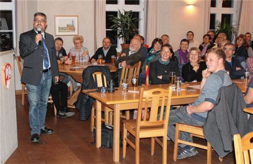Sehr anschaulich mittels einer Präsentation berichtete Flintsbachs Bürgermeister Stefan Lederwascher in der Bürgerversammlung über wichtige Gemeinde-Themen.Foto Stv