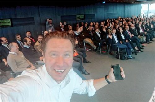 „Social ist kein Kanal, sondern ein Grundprinzip“: Referent Prof. Dr. Klemens Skibicki beim Selfie mit den Vertretern des Landkreises und der Kommunen beim Kommunalforum der Sparkasse Rosenheim-Bad Aibling. Foto Skibicki