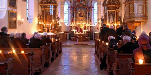 Stimmungsvoll beleuchtet war die Kirche St. Martin in Happing. Fotos Janka