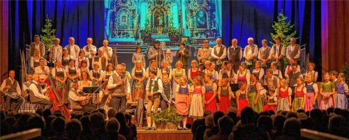 Zum zwölften Mal präsentiert Hans Berger mit seinen Chören und Musikern das Rosenheimer Adventssingen. Foto fkn