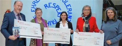 Alexander Schott (Perspective Senegal), Irene Roscher-Hutter und Magdalena Horche (Förderverein der Realschule) sowie Angelika Lorenz (Björn-Schulz-Stiftung) freuten sich über die von Schulleiterin Ursula Endler-Hoehne überreichten Spenden (von links).