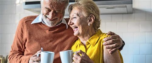 Heilfasten, bei dem eine kurze Zeit auf feste Nahrung verzichtet und nur getrunken wird, kann Studien zufolge positive Effekte bei Arthrose haben. Foto djd/CH-Alpha-Forschung /Rawpixel.com-Fotolia