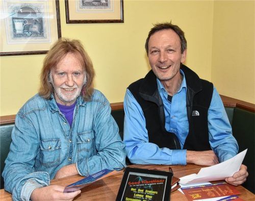 Manfred Lenz (links) und Uwe Lein (rechts) gaben eine Vorschau über das Programm der Musikinitiative Rosenheim. Foto Schlecker