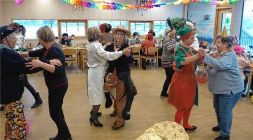 Rollatoren und Maskierung beim Faschingsnachmittag