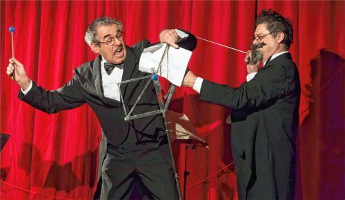 Am Schluss nur noch Chaos: Andreas Wörndl als untalentierter Musiker und Franz Feichtner als Dirigent. Foto Berger