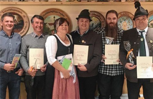 Bei der Schützengesellschaft Seerose Baierbach freuten sich (von links) Michael Richter, Walter Geser, Andrea Wallner und Andreas Wallner, Thomas Summerer und Richard Hiebl über ihre Ehrungen.Foto re