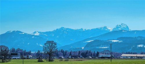 Blechlawine vor der Gebirgskulisse: Dieses Bild bot sich am Wochenende auf den heimischen Autobahnen. Unser Aufnahme entstand am Samstag zur Mittagszeit bei Dettendorf.Foto Leder