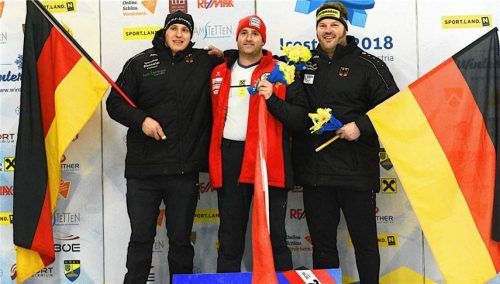 Das Podium bei der Weltmeisterschaft der Weitschützen: Markus Schätzl, Sieger Bernhard Patschg und der Dritte Peter Rottmoser (von links). Foto Kamhuber