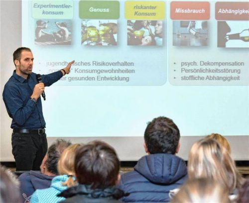 Das „Präventionsprojekt an Schulen“ von Neon läuft derzeit in Prien. Zum Auftakt informierte Benjamin Grünbichler, einer der Geschäftsführer von Neon, die Eltern: „Suchtprävention ist, dass Kinder Anerkennung bekommen, dass sie gesehen werden“, sagte er.Foto Berger
