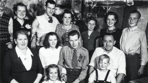 Der junge Karel Hobo (Bildmitte) im Kreis seiner Familie. Als 18-Jähriger wurde er als Soldat nach Indonesien geschickt. Das Foto entstand am Tag vor der Abreise.