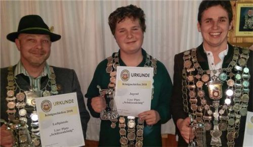 Die neuen Könige: Pistolenkönig Christian Stallhofer, Jugendkönig Luca Stallhofer und Gewehrkönig Florian Schnitzer (von links).Foto re