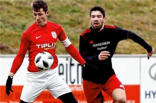 Dominik Haas (links, gegen Saaldorfs Richard Kunz) erzielte im Spitzenspiel den Siegtreffer.Foto Butzhammer