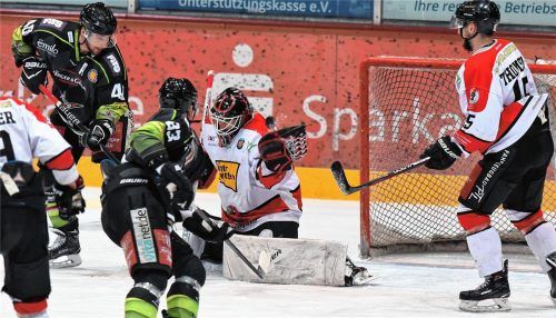 Endstation Björn Linda: Hannovers Torhüter war gestern Abend ein starker Rückhalt für sein Team. Hier rettete er vor Michael Baindl (links). Fotos Ziegler