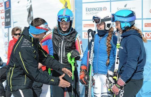 Fachgespräche mit dem einheimischen Nachwuchs (von links): Der Zweite Skiabteilungsleiter Günter Pertl vom SC Aising-Pang, Katharina Lochner (SC Rosenheim), Doris Beer (SCAising-Pang) und Sophia Arzberger (ASV Großholzhausen). Fotos Ruprecht