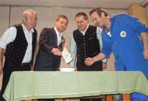Feurige Angelegenheit: Die Komödie „Die drei Dorfheiligen“ verspricht jede Menge Unterhaltung. Foto re