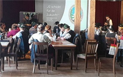 Hochkonzentriert arbeiteten die Vorstände der Mitgliedsvereine an der Zukunft des Chiemgau-Alpenverbands. Foto re
