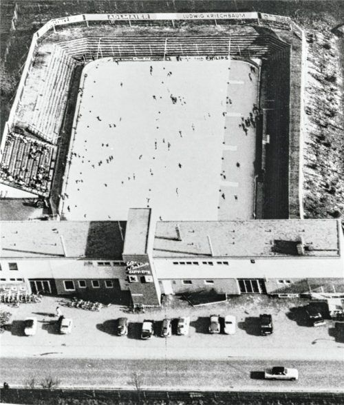 Immer wieder forderten die Rosenheimer Eissportvereine eine Überdachung des Rosenheimer Kunsteisstadions, unter anderem in einer Versammlung des Eissportvereins Rosenheim im März 1968. Es dauerte noch fünf Jahre, bis der Wunsch in Erfüllung ging.Foto Stadtarchiv
