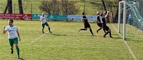 Jubelnd dreht Markus Eisenauer (links) nach dem 1:0 ab