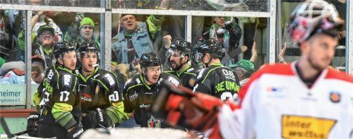 Jubelnde Starbulls nach dem 1:1-Ausgleich durch Chase Witala (Zweiter von links) und ein enttäuschter Björn Linda im Vordergrund. Fotos Ziegler