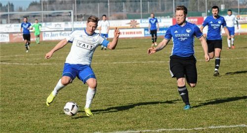 Kapitän Niedermeier vom ASV Au (links), hier im Laufduell mit einem Ampfinger, erzielte in der 38. Minute das Tor des Tages. Foto Ruprecht