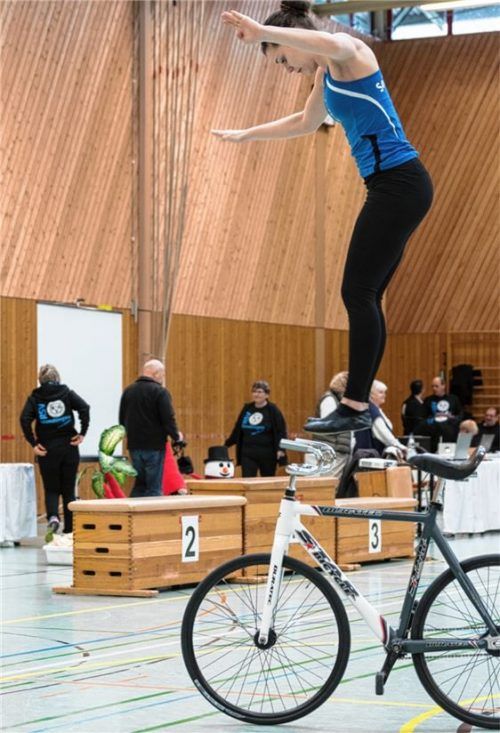Ramona Dandl beim Mautesprung, dem Sprung vom Sattel auf den Lenker. Die Nationalkadersportlerin gewann den Ehrenpokal für die sauberste Ausführung bei der bayerischen Meisterschaft.