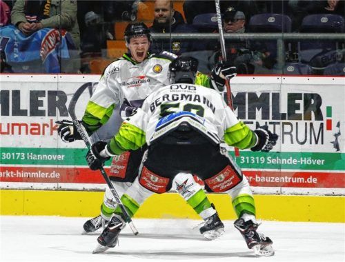 Riesenjubel beim Siegtorschützen Fabian Zick, nachdem er am Freitag in der Verlängerung das 3:2 erzielte. Foto Sielski