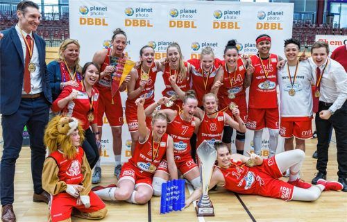Seriensieger: Wasserburgs Basketballdamen haben den Pokal zum fünften Mal in Folge gewonnen. Foto Prößdorf