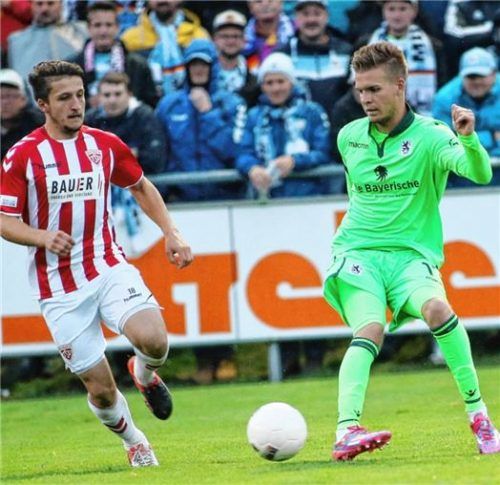 Szene vom Buchbacher Hinspielsieg: Buchbachs Maxi Bauer (links) gegen Daniel Wein.Foto Buchholz