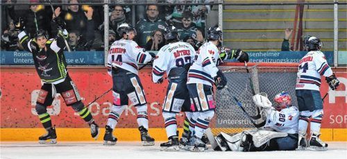 Vier Deggendorfer Spieler und Torhüter Filimonow konnten den Treffer von Chase Witala nicht verhindern. Foto  Ziegler
