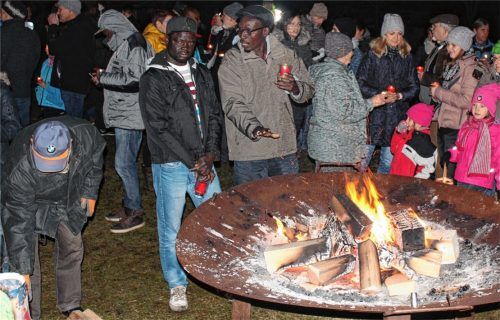 Vor einer Feuerschale versammelten sich die Demonstranten in Nußdorf.Foto Steffenhagen