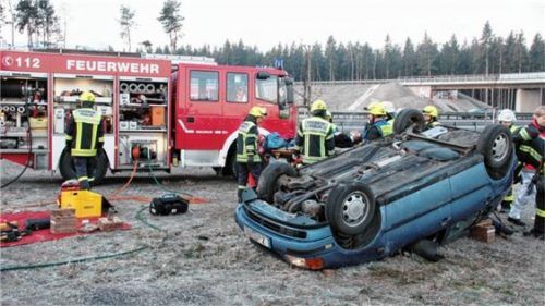 VW Polo landet auf Dach