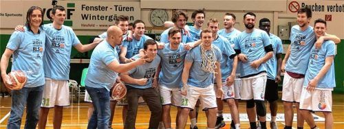 Bad Aiblings Basketball-Herren nach dem Sieg gegen Freising, der den Meistertitel und Aufstieg bedeutete. Foto Fireballs