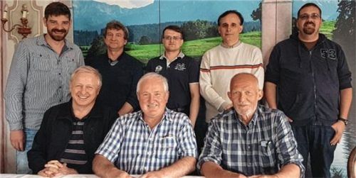 Der Aufsteiger vorne von links: Peter Eberl, Emmeran Greiml, Gerhard Feiersinger; stehend von links: Michael Haferung, Juri Schewzow, Andrej Sawran, Laszlo Nagy und Jakob Erhard. Es fehlen Laura Hastreiter und Alfred Radinger.