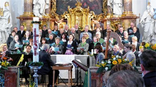 Der Montini-Chor und der Männerchor Feldkirchen füllen zusammen mit dem Ensemble Hans Berger den Altarraum der Rokokokirche Rott. Foto Janka