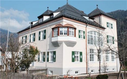 Die Alte Sachranger Schule umfasst das Müllner-Peter-Museum und die Sammlung über Max Hickl. Foto Rehberg