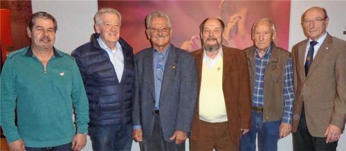 Die Jubilare: Siegfried Morisch, Herbert Eisner, Franz Rust, Walter Stoßberger, Erwin Kremhiller und der Rosenheimer Verbindungsstellenleiter, Hermann König (von links). Foto re