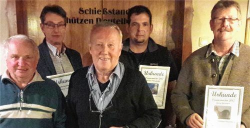Die Vereinsmeister des Rassegeflügelzuchtvereins Rosenheim (von links): Alfred Forster,
Ludwig Voringer, Manfred Fridgen, Martin Dettendorfer und Georg Gasteiger.