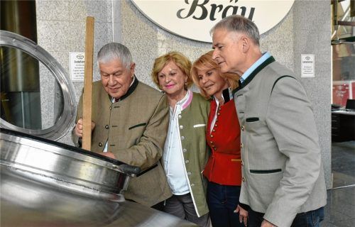 Immer mit guter Qualität gefüllt: Seniorchef Franz Steegmüller prüft mit einer Messlatte den Füllstand eines Sudkessels. Seine Frau Martha, Tochter Marisa und Schwiegersohn Andreas Steegmüller-Pyhrr (von links) schauen interessiert zu.Foto Diederich