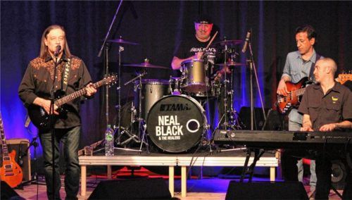 Neal Black (links) mit seiner Band The Healers bei ihrem Auftritt im Gemeindesaal. Foto re