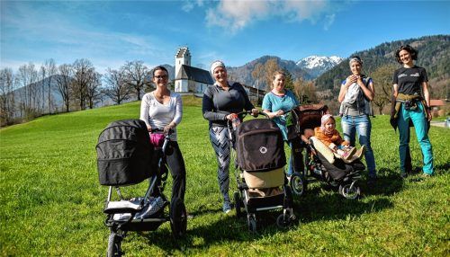 Schon nach der ersten Wanderung ein eingespieltes Team: Nicole Stahl mit Sohn Noah, Sibille Bielz mit Andreas, Sabine Wächtler mit Tochter Merle, Daniela Traa mit Malena und Kursleiterin Barbara Prasch (von links).Foto thomae