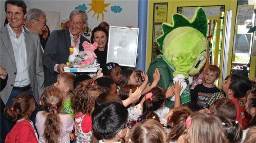 Bejubelt wurde die Auszeichnung für den Kindergarten Heilig Blut, erst recht aber die Übergabe von drei Plüschtieren durch Stiftungsrat Klaus Michael Koch (Zweiter von links). Isolde Jasny hält die Urkunde in den Händen. Ganz links Heribert Holzinger, zuständig für die Freunde-Programmleitung. Foto Schlecker