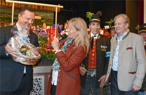 Bürgermeister Karl-Josef Schubert aus Vomp, Endorfs Bürgermeisterin Doris Laban, Josef Entfellner, Hauptmann der Gebirgsschützenkompanie Endorf/Chiemgau und Josef Aß von der Kurverwaltung beim Treffen mit Mitgliedern der Partnergemeinde Vomp (von links). Foto ammelburger