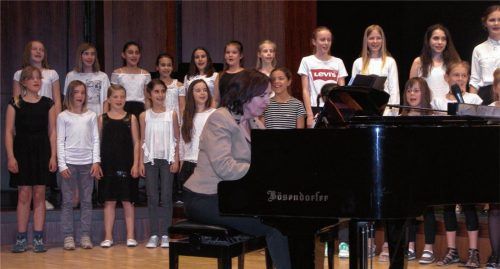 Der Unterstufenchor der Rosenheimer Mädchenrealschule mit Susi Weiß am Flügel.Foto Auer