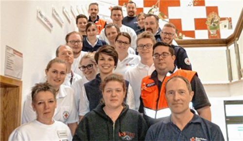 Die Kursteilnehmer mit ihren Lehrgangsleitern Jürgen Wimmer (erste Reihe, rechts) und Heike Widauer (erste Reihe, links). Foto re
