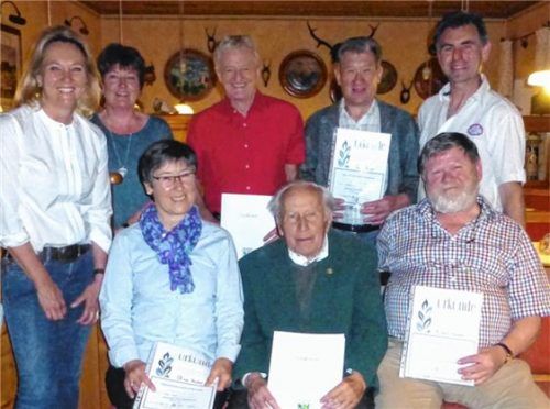 Für ihre Treue zum Verein zeichnete (von links) Maria Gehrlein-Holzmaier Beate Pecher, Olga Huber, Erich Hronek, Nick Hell, Georg Huber, Bertl Hacker und Michael Kink aus.Foto re