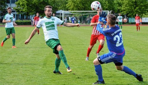 Gefährliche Szene im Spitzenspiel: Priens Thomas Staber hob den Ball zwar am Bruckmühler Torwart Hans Brandstetter vorbei, verfehlte allerdings auch das Tor.Fotos Ruprecht