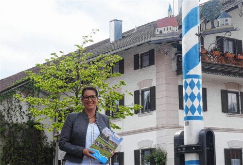 Monika Schimanski vor ihrer neuen Wirkungsstätte, der Tourist-Info am Dorfplatz in Törwang.Foto Kirchner