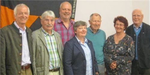 Neue Vorstandschaft (von links): Eberhard Häfele, Georg Schmid, Stefan Hadersbeck, Dr. Susanne Knobloch, Bepp Thaler, Waltraud Reich und Clemens Engler.Foto re