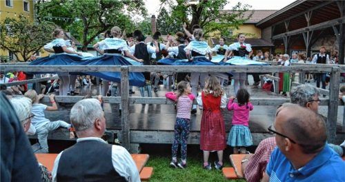Reisacher Klosterfest startete nach Regeneinlage