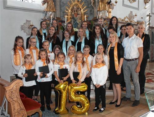 Seit 15 Jahren gibt es den Kinderchor Höslwang, den die Chorleiterin und Kirchenmusikerin Marianne Mayer (vorne, Zweite von rechts) gegründet hat. Foto re